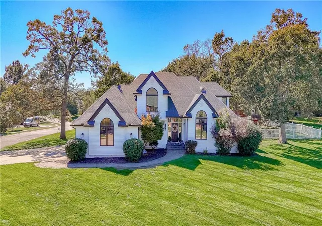 Photo 2 of Single family home for sale at 1226 Pembrooke Dr, Warrensburg, MO 64093 | MLS# 2644912 | Listing updated on 2026-10-17