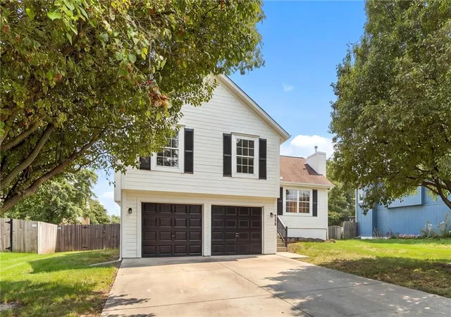 Photo 1 of Single family home for sale at 718 Shiloh Dr, Raymore, MO 64083 | MLS# 2644914 | Listing updated on 2026-10-04