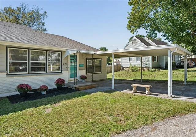 Single family home for sale at 801 27th Street S, Independence, MO 64052 | MLS# 2644930