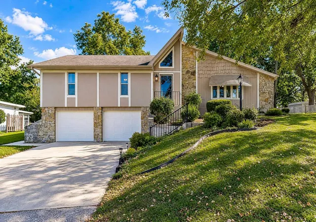 Single family home for sale at 212 L St, Lake Lotawana, MO 64086 | MLS# 2644940