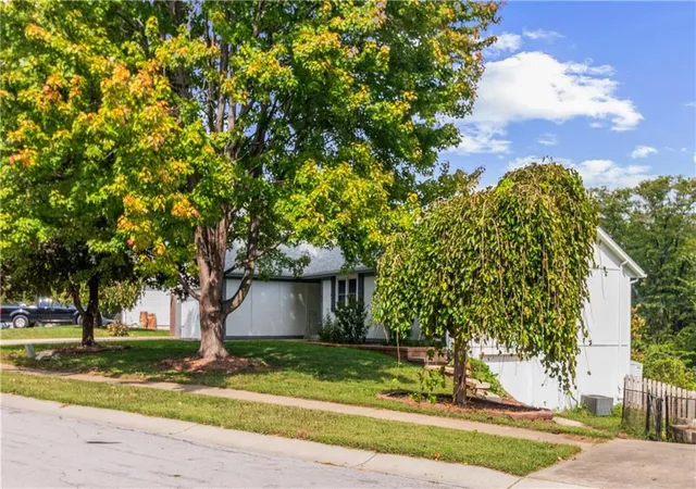 Photo 2 of Single family home for sale at 2160 Ne Concord St, Lees Summit, MO 64086 | MLS# 2644945 | Listing updated on 2026-10-01