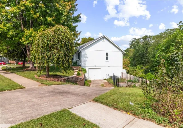 Photo 3 of Single family home for sale at 2160 Ne Concord St, Lees Summit, MO 64086 | MLS# 2644945 | Listing updated on 2026-10-01