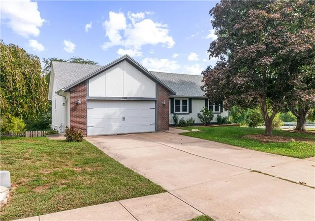 Photo 3 of Single family home for sale at 2160 NE Concord St, Lees Summit, MO 64086 | MLS# 2644945 | Listing updated on 2026-10-01