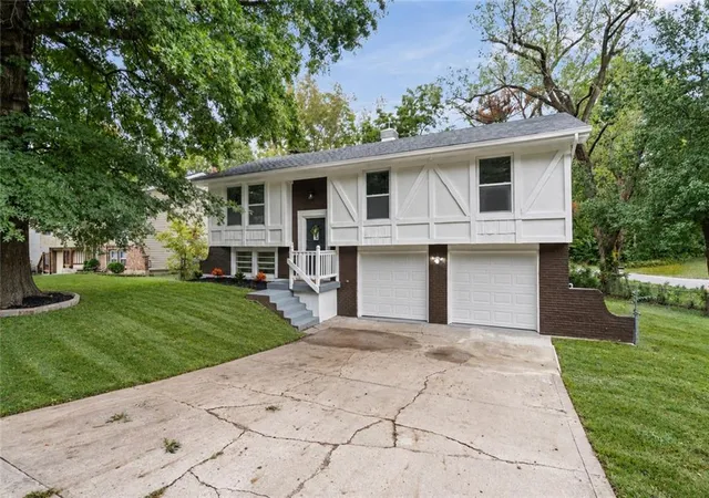 Single family home for sale at 9321 NW 68th Street, Kansas City, MO 64152 | MLS# 2644949