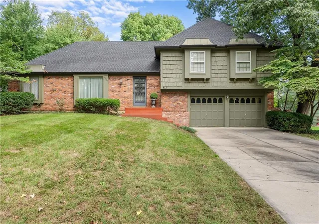 Single family home for sale at 12818 Oakmont Dr, Kansas City, MO 64145 | MLS# 2644950