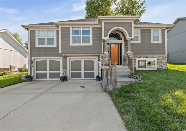 Photo 3 of Single family home for sale at 1501 Ne 196th Street, Smithville, MO 64089 | MLS# 2644952 | Listing updated on 2026-10-02