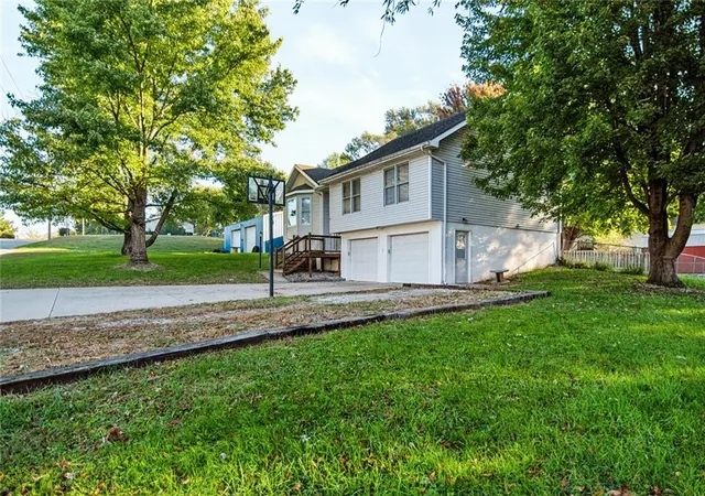 Photo 4 of Single family home for sale at 1402 N 15th Street, Atchison, KS 66002 | MLS# 2644953 | Listing updated on 2026-10-21