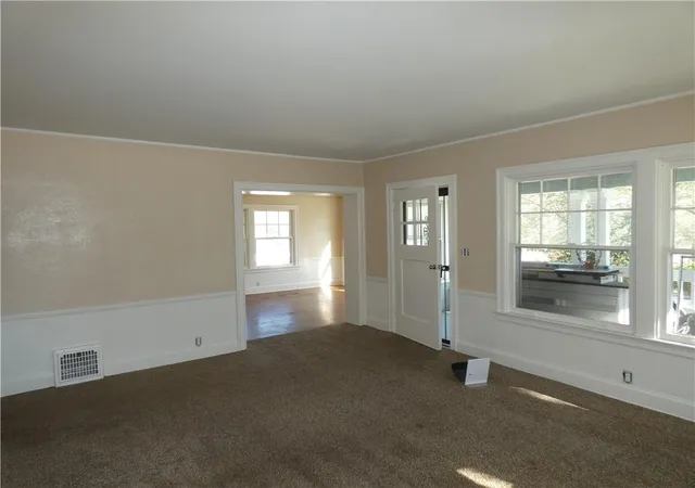 Photo 3 of Sale Pending at 816 East St, Parkville, MO 64152 | MLS# 2644954 | Listing updated on 2026-10-04