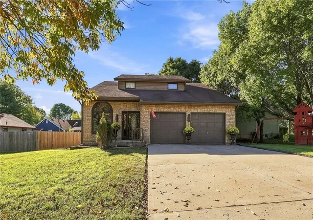 Photo 2 of Single family home for sale at 205 Nw 101st Street, Kansas City, MO 64155 | MLS# 2644971 | Listing updated on 2026-10-08