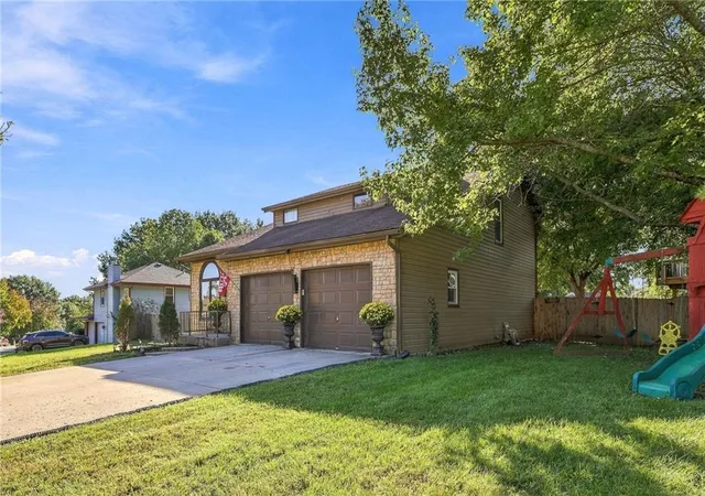 Photo 3 of Single family home for sale at 205 Nw 101st Street, Kansas City, MO 64155 | MLS# 2644971 | Listing updated on 2026-10-08