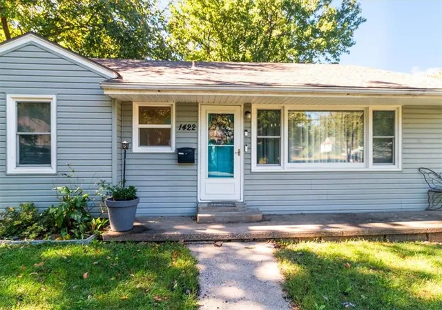 Photo 3 of Single family home for sale at 1422 N Spring St, Independence, MO 64050 | MLS# 2644975 | Listing updated on 2026-10-03