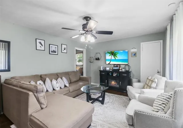 Photo 3 of Single family home for sale at 1422 N Spring St, Independence, MO 64050 | MLS# 2644975 | Listing updated on 2026-10-03