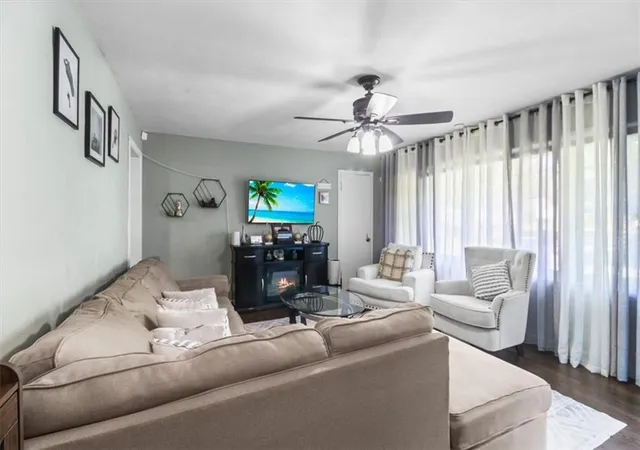 Photo 4 of Single family home for sale at 1422 N Spring St, Independence, MO 64050 | MLS# 2644975 | Listing updated on 2026-10-03