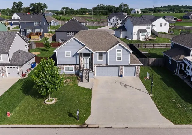 Single family home for sale at 928 N Oak Ter, Tonganoxie, KS 66086 | MLS# 2644979