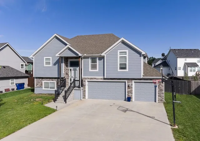 Photo 2 of Single family home for sale at 928 N Oak Ter, Tonganoxie, KS 66086 | MLS# 2644979 | Listing updated on 2026-10-04