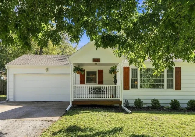 Photo 1 of Single family home for sale at 8621 Floyd St, Overland Park, KS 66212 | MLS# 2644982 | Listing updated on 2026-10-08