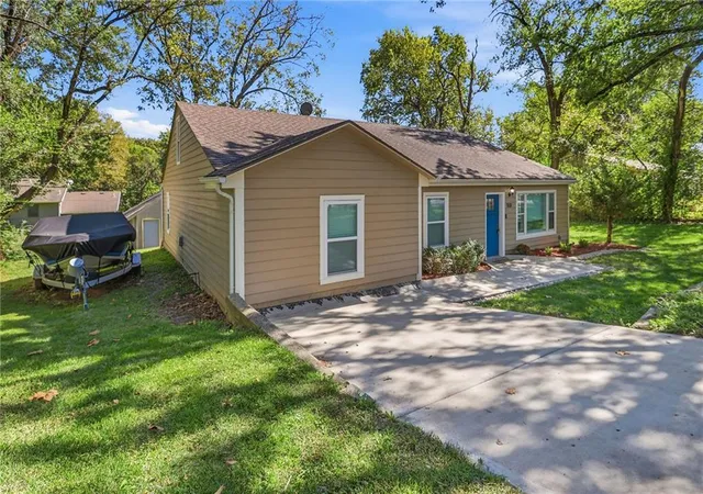 Photo 3 of Single family home for sale at 918 Pine St, Eudora, KS 66025 | MLS# 2644991 | Listing updated on 2026-10-09