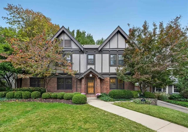 Photo 1 of Single family home for sale at 6106 Summit St, Kansas City, MO 64113 | MLS# 2645007 | Listing updated on 2026-10-30