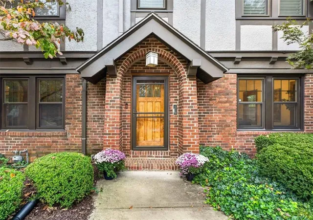 Photo 1 of Single family home for sale at 6106 Summit St, Kansas City, MO 64113 | MLS# 2645007 | Listing updated on 2026-10-30