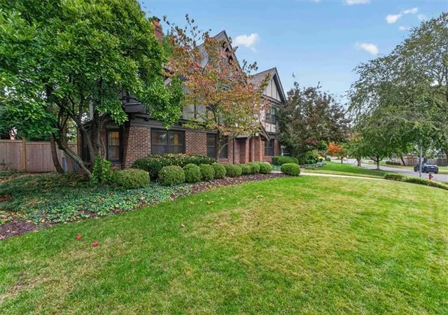 Photo 4 of Single family home for sale at 6106 Summit St, Kansas City, MO 64113 | MLS# 2645007 | Listing updated on 2026-10-30