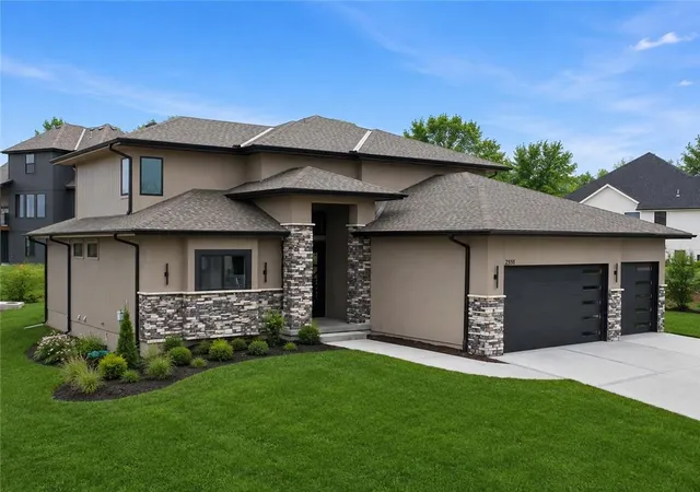 Photo 3 of Single family home for sale at 2531 Ne Woodland Oak Cir, Lees Summit, MO 64086 | MLS# 2645015 | Listing updated on 2026-10-02