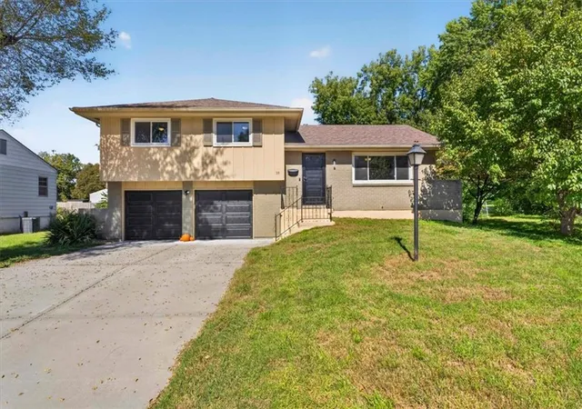 Single family home for sale at 28 W 82nd Street, Kansas City, MO 64114 | MLS# 2645019