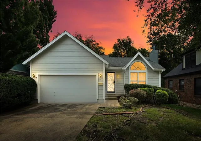 Photo 2 of Sale Pending at 4727 Booth St, Westwood, KS 66205 | MLS# 2645021 | Listing updated on 2026-10-04