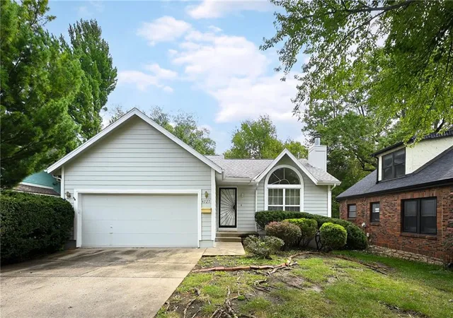Photo 3 of Sale Pending at 4727 Booth St, Westwood, KS 66205 | MLS# 2645021 | Listing updated on 2026-10-04