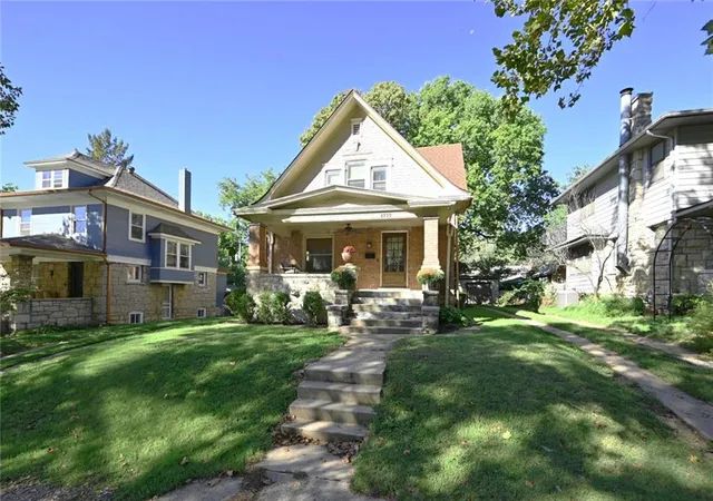 Photo 3 of Single family home for sale at 4222 Terrace St, Kansas City, MO 64111 | MLS# 2645027 | Listing updated on 2026-10-06