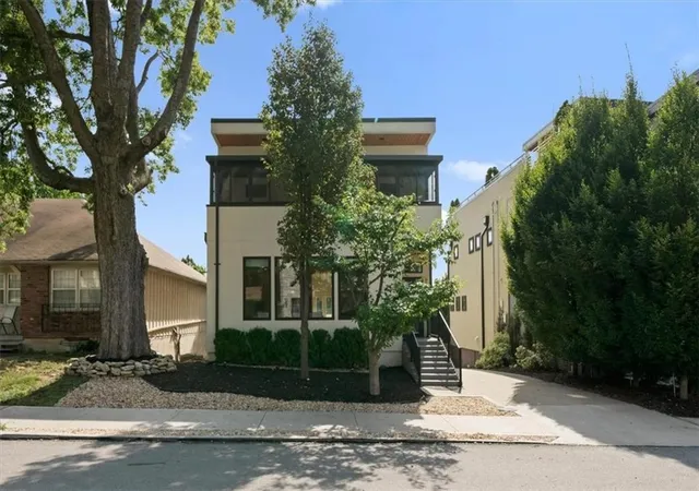 Photo 3 of Single family home for sale at 4727 Mercier St, Kansas City, MO 64112 | MLS# 2645031 | Listing updated on 2026-10-03