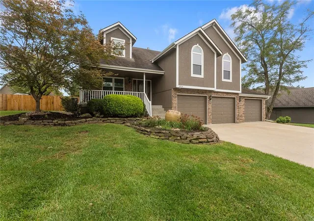 Photo 2 of Sale Pending at 2404 Sw Still Meadows Ln, Blue Springs, MO 64015 | MLS# 2645032 | Listing updated on 2026-10-17