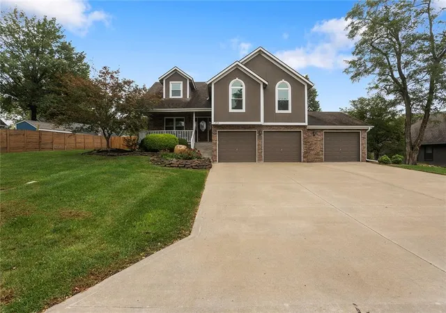 Photo 3 of Sale Pending at 2404 Sw Still Meadows Ln, Blue Springs, MO 64015 | MLS# 2645032 | Listing updated on 2026-10-17