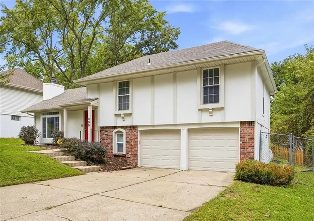 Photo 3 of Single family home for sale at 309 SW Richwood Ln, Blue Springs, MO 64014 | MLS# 2645034 | Listing updated on 2026-10-03
