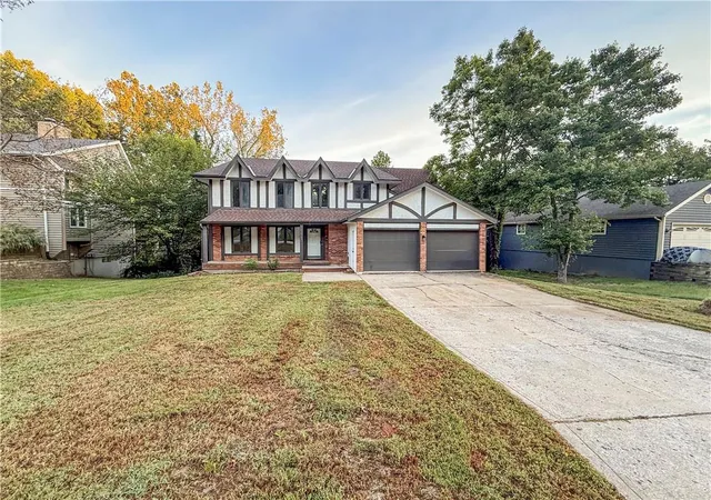 Single family home for sale at 5510 NW Verlin Dr, Kansas City, MO 64152 | MLS# 2645036