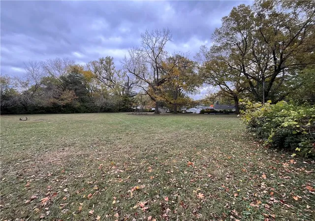 Photo 2 of Sale Pending at 9724 Pennsylvania Ave, Kansas City, MO 64114 | MLS# 2645045 | Listing updated on 2026-10-08