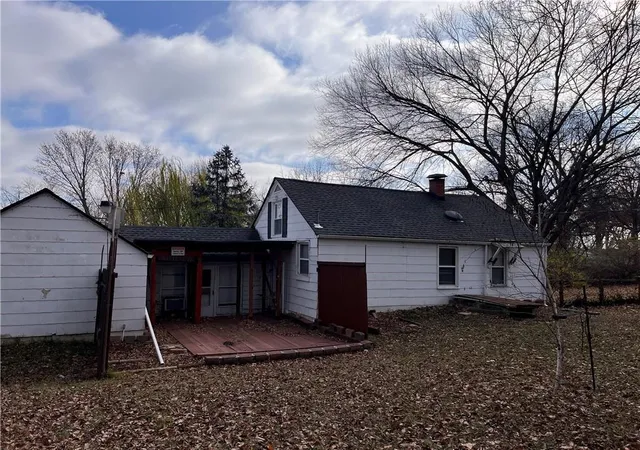 Photo 3 of Sale Pending at 9724 Pennsylvania Ave, Kansas City, MO 64114 | MLS# 2645045 | Listing updated on 2026-10-08