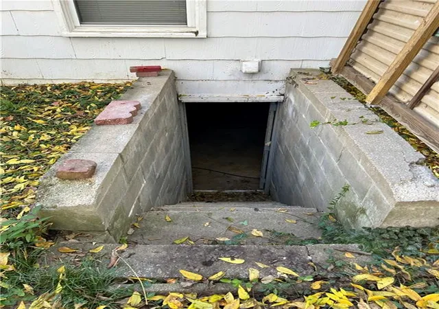 Photo 4 of Sale Pending at 9724 Pennsylvania Ave, Kansas City, MO 64114 | MLS# 2645045 | Listing updated on 2026-10-08