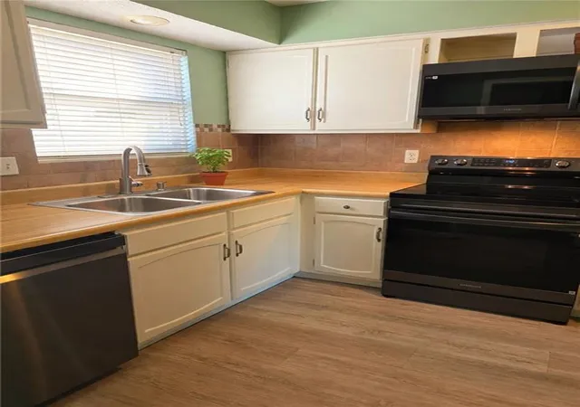 Photo 4 of Townhouse for sale at 10252 W 96th Terrace, Overland Park, KS 66212 | MLS# 2645046 | Listing updated on 2026-10-20