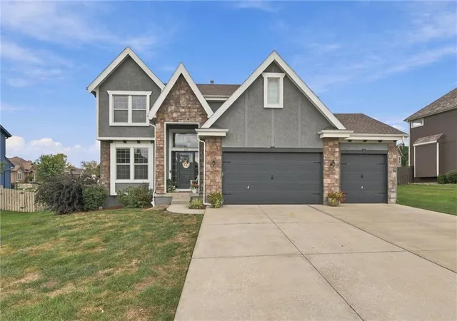 Single family home for sale at 114 S Eastglen Dr, Raymore, MO 64083 | MLS# 2645054