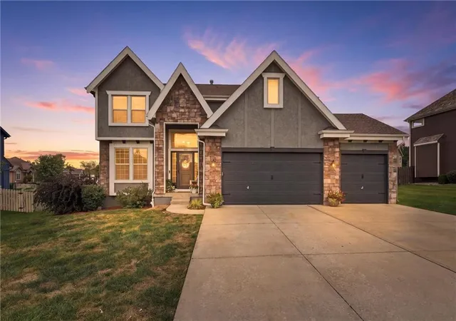 Photo 1 of Single family home for sale at 114 S Eastglen Dr, Raymore, MO 64083 | MLS# 2645054 | Listing updated on 2026-10-04
