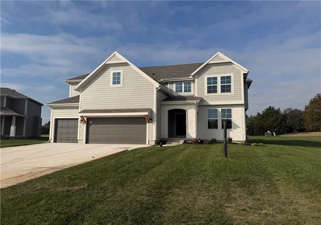 Single family home for sale at 11404 S Emerald St, Olathe, KS 66061 | MLS# 2645060