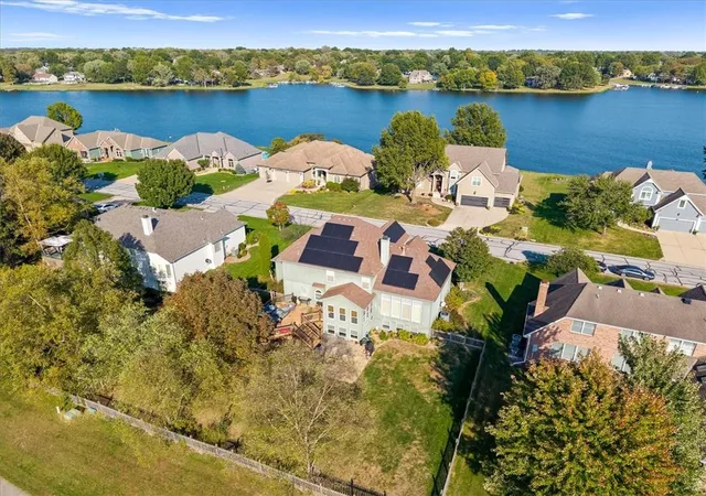 Photo 2 of Single family home for sale at 4424 Sw Gull Point Dr, Lees Summit, MO 64082 | MLS# 2645061 | Listing updated on 2026-10-15