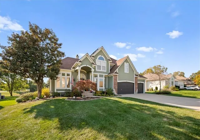 Photo 4 of Single family home for sale at 4424 SW Gull Point Dr, Lees Summit, MO 64082 | MLS# 2645061 | Listing updated on 2026-10-15