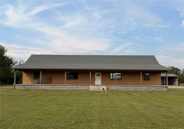 Photo 3 of Single family home for sale at 123 North 3 Hwy, Girard, KS 66743 | MLS# 2645064 | Listing updated on 2026-10-02