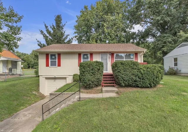 Photo 1 of Sale Pending at 3211 Mark Twain Dr, Saint Joseph, MO 64501 | MLS# 2645069 | Listing updated on 2026-10-05