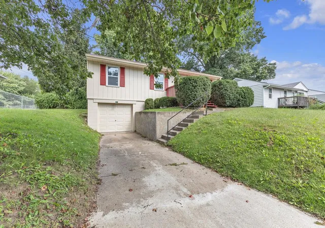 Photo 3 of Sale Pending at 3211 Mark Twain Dr, Saint Joseph, MO 64501 | MLS# 2645069 | Listing updated on 2026-10-05
