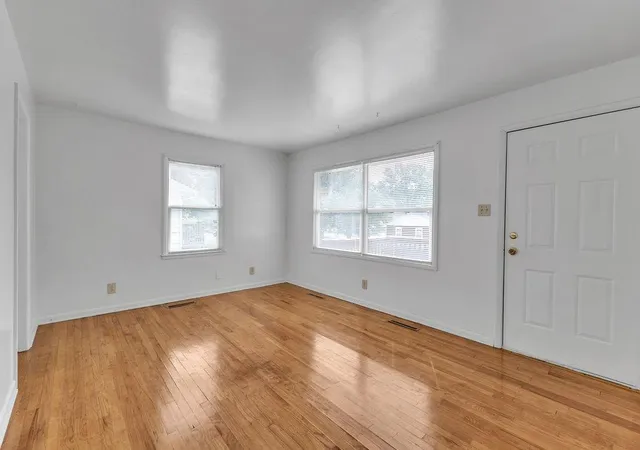 Photo 4 of Sale Pending at 3211 Mark Twain Dr, Saint Joseph, MO 64501 | MLS# 2645069 | Listing updated on 2026-10-05