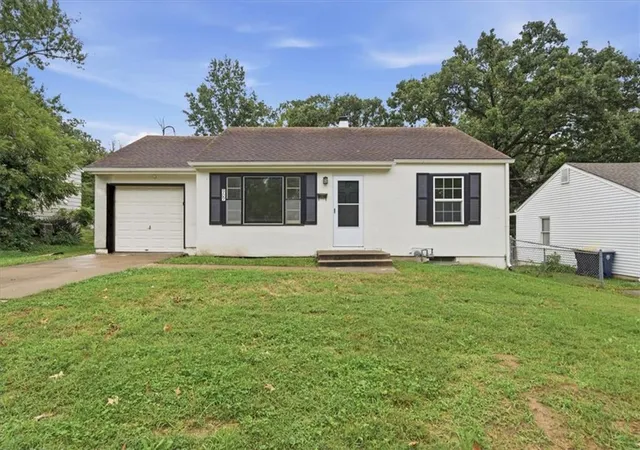Photo 1 of Single family home for sale at 909 E 100th Terrace, Kansas City, MO 64131 | MLS# 2645079 | Listing updated on 2026-10-20