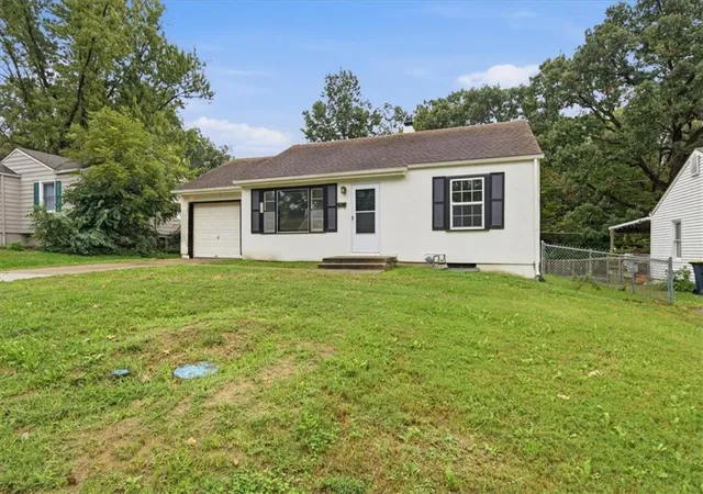 Photo 2 of Single family home for sale at 909 E 100th Terrace, Kansas City, MO 64131 | MLS# 2645079 | Listing updated on 2026-10-20