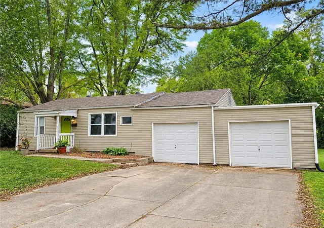 Single family home for sale at 5520 Hardy Ave, Raytown, MO 64133 | MLS# 2645098